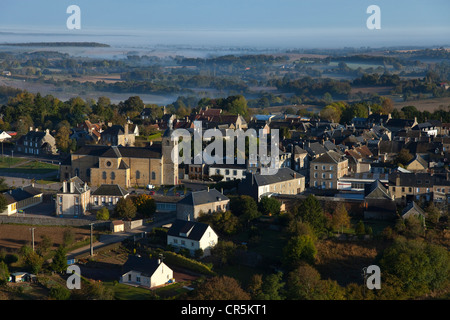 Frankreich, Orne, Normandie Maine regionaler Naturpark, Carrouges (Luftbild) Stockfoto