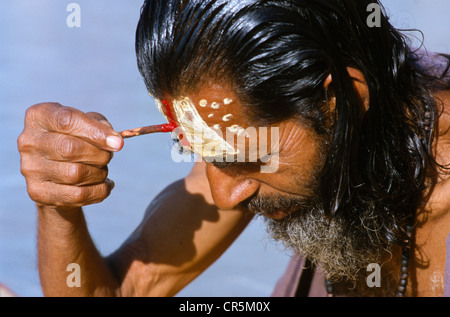 Rama Sadhu Anwendung seiner Tilak als Teil des Morgen Pooja, Haridwar, Uttarakhand, ehemals Uttaranchal, Indien, Asien Stockfoto