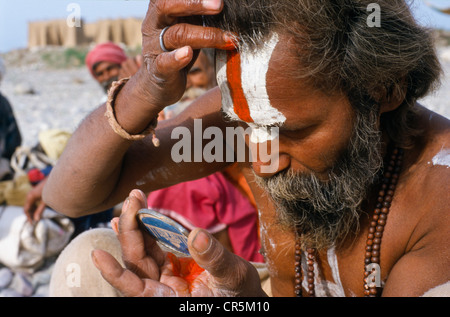 Rama Sadhu Anwendung seiner Tilak als Bestandteil der Morgen Pooja, Jaisalmer, Rajasthan, Indien, Asien Stockfoto