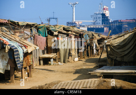 Alang, die größte Shipbreaking Fleckchen Erde, wo die Arbeiter aus den armen Regionen Indiens unter schrecklichen Bedingungen arbeiten Stockfoto