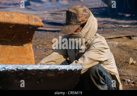 Alang, die größte Shipbreaking Fleckchen Erde, wo die Arbeiter aus den armen Regionen Indiens unter schrecklichen Bedingungen arbeiten Stockfoto