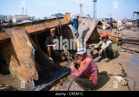 Alang, die größte Shipbreaking Fleckchen Erde, wo die Arbeiter aus den armen Regionen Indiens unter schrecklichen Bedingungen arbeiten Stockfoto