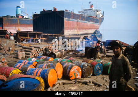 Alang, die größte Shipbreaking Fleckchen Erde, wo die Arbeiter aus den armen Regionen Indiens unter schrecklichen Bedingungen arbeiten Stockfoto