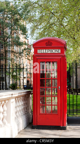 Rote Telefonzelle in Mayfair, Mount Street Gardens, London, England, Vereinigtes Königreich, Europa Stockfoto