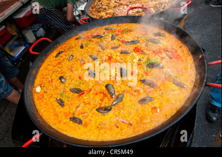 Garküche mit Paella Kochen in einer Pfanne erhitzen, Portobello Market, Notting Hill, London, England, Vereinigtes Königreich, Europa Stockfoto