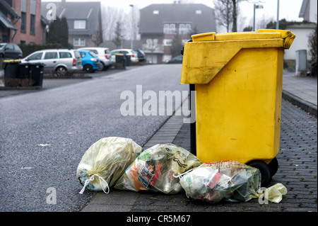 Recyclingbehälter gelb und gelb Abfallentsorgung recycling Taschen auf einer Straße, Grevenbroich, Nordrhein-Westfalen Stockfoto