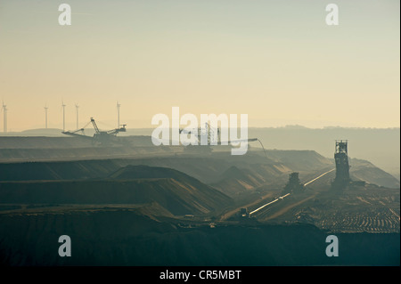 Ein rotary Bagger und ein Streuer, Tagebau Garzweiler offene Grube Bergwerk, Grevenbroich, Nordrhein-Westfalen, Deutschland, Europa Stockfoto