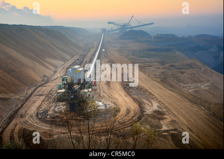 Förderband und Streuer in einem Tagebau Braunkohle Bergwerk, Garzweiler, North Rhine-Westphalia, Deutschland, Europa Stockfoto