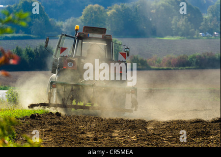 Landwirt mit einem Traktor im Feld arbeiten im Herbst, Grevenbroich, Nordrhein-Westfalen, Deutschland, Europa Stockfoto