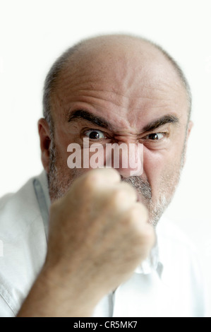 Verärgerter Mann droht mit der Faust Stockfoto