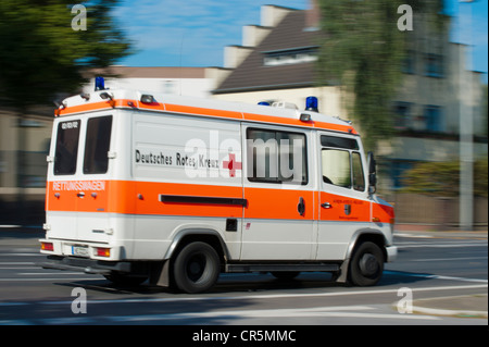 Deutsches Rotes Kreuz, Deutsches Rotes Kreuz, Krankenwagen auf einen Notruf, Grevenbroich, Nordrhein-Westfalen, Deutschland, Europa Stockfoto