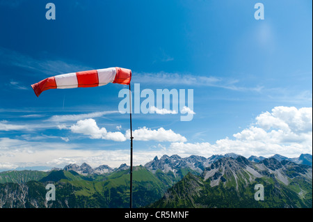 Windsack auf Mt Fellhorn, Oberstdorf, Bayern, Deutschland, Europa Stockfoto