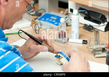Zahntechniker Modellierung Zahnkronen mit heißem Wachs Stockfoto
