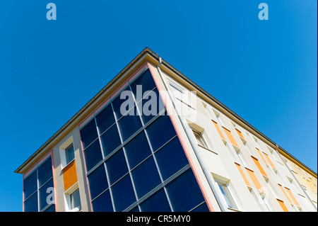 Wohnhaus mit Solarzellen auf der Fassade, Lübbenau, Brandenburg, Deutschland, Europa Stockfoto