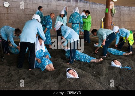 Japan, Kyushu Insel, Stadt Ibusuki, Bad heißen Sand am Strand von Ibusuki Sunamushi Onsen Stockfoto