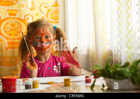 Schöne kleine Mädchen Künstler mit Farbe des Gesichts. Stockfoto