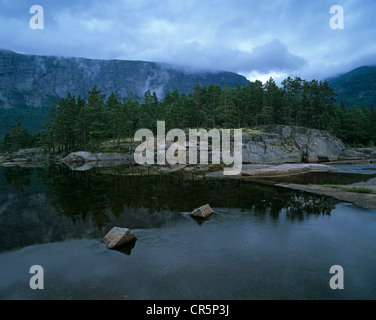 Felsige Landschaft entlang des Flusses Otra in Setesdal, Aust-Agder, Norwegen, Skandinavien, Europa Stockfoto