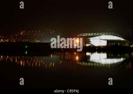 Forsyth Barr Stadium, reflektiert in Otago Harbour, Dunedin, Südinsel, Neuseeland Stockfoto