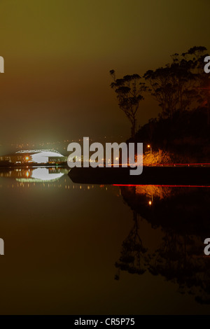 Forsyth Barr Stadium und Portobello Road, reflektiert in Otago Harbour, Dunedin, Südinsel, Neuseeland Stockfoto