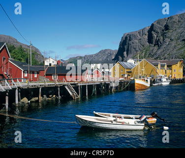 Boote im Hafen von Nusfjord, Flakstadøya Island, Lofoten Inseln, Norwegen, Skandinavien, Europa Stockfoto