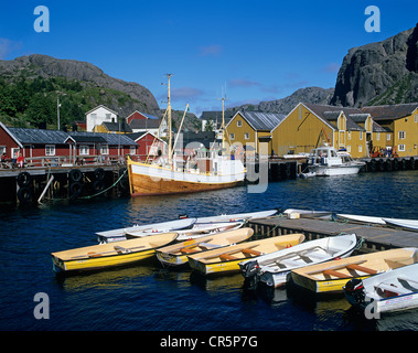 Boote im Hafen von Nusfjord, Flakstadøya Island, Lofoten Inseln, Norwegen, Skandinavien, Europa Stockfoto