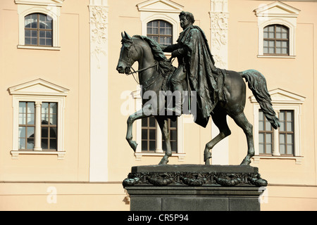 Carl-August-Denkmal auf dem Platz der Demokratie in Weimar, vor der Herzogin Anna Amalia Library, Thüringen, Deutschland, Europa Stockfoto