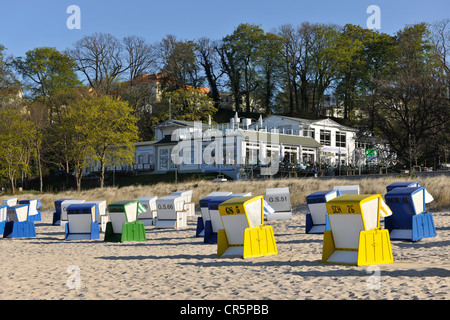 Überdachten Strand Korbsessel an einem Strand in der Nähe von Göhren, mit Blick auf das Panorama Strandcafé, Rügen Stockfoto