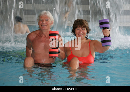 Älteres Paar tun Seniorensport in der Roland Matthes Schwimmhalle in Erfurt, Thüringen, Deutschland, Europa Stockfoto