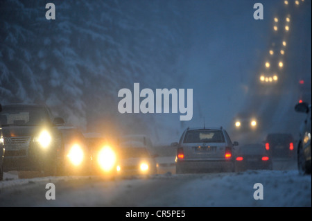 Schneechaos auf der Bundesstraße B4 im Harz in der Nähe von Torfhaus, Niedersachsen, Deutschland, Europa Stockfoto