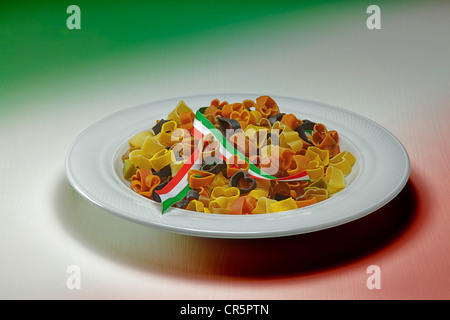 Bunte herzförmige Pasta mit einem Band in den italienischen Nationalfarben Stockfoto