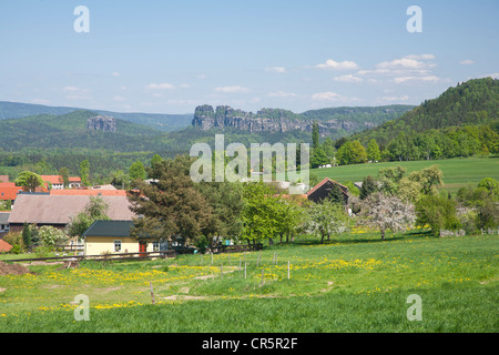 Blick vom Dorf von Papstdorf in Richtung Schrammsteine-Gruppe von Felsen, Elbsandsteingebirge, Sachsen, Deutschland, Europa Stockfoto