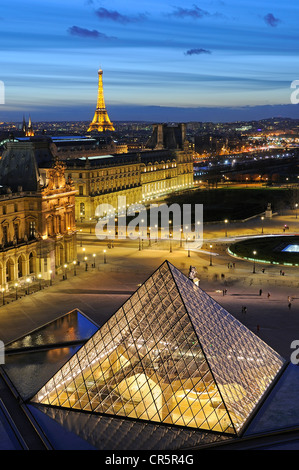 Frankreich, Paris, das Museum und die Pyramide des Louvre vom Architekten Ieoh Ming Pei und den Eiffelturm (© SETE-Beleuchtungen Stockfoto
