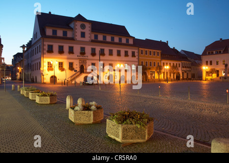 Altes Rathaus bei Dämmerung, Hoyerswerda, Markt, Sachsen, Deutschland, Europa Stockfoto