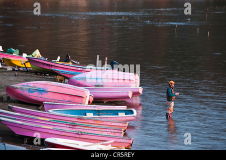 Japan, Insel Honshu, Mount Fuji Region, Kawaguchiko-See, kleine Boote am Ufer Stockfoto