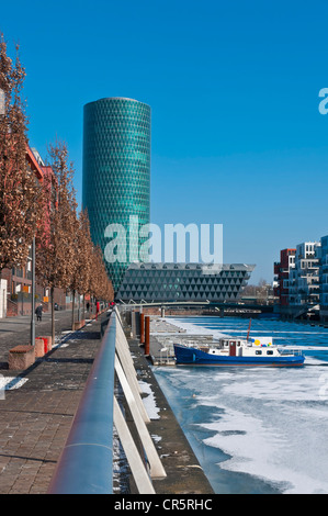 Eis auf dem Main im Frankfurter Westhafen, Blick in Richtung Westhafen Tower, den Spitznamen Apple Wine Tower nach der Form Stockfoto