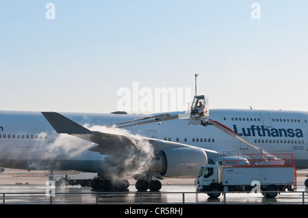 Lufthansa Boeing 747 - 430M wird am Flughafen Frankfurt, Hessen, Deutschland, Europa, PublicGround de-Eistee Stockfoto