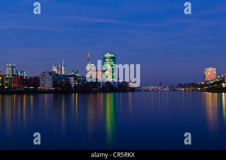 Skyline von Frankfurt bei Nacht vom südwestlichen Ufer des Main Fluss, Frankfurt Am Main, Hessen, Deutschland, Europa Stockfoto