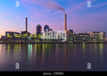 Beleuchtete Heizkraftwerk West, Kraft-Wärme-Kraftwerk der Mainova AG, aus dem südlichen Ufer des Mains in der Abenddämmerung Stockfoto