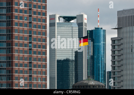 Deutsche Fahne auf der Kuppel der Festhalle Frankfurt, Festhalle, Messe Frankfurt, vor Wolkenkratzer Stockfoto