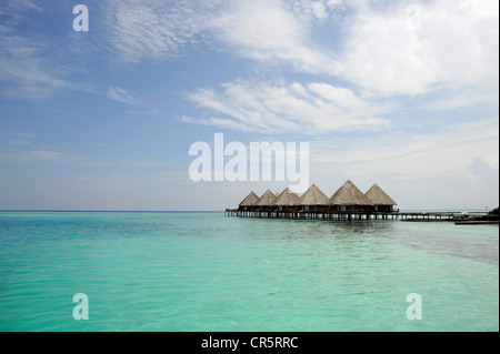 Bungalows über dem Wasser auf einem maledivischer Traum Strand, Malediven, Indischer Ozean Stockfoto