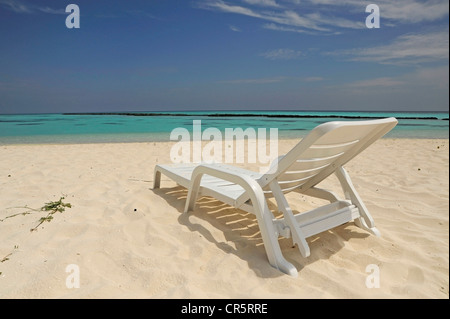 Weiß Liegestuhl an einem weißen Sandstrand, maldvies, Indischer Ozean Stockfoto