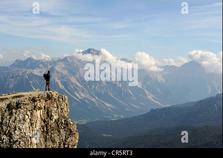 Bergsteiger auf dem Gipfel des Mt kleiner Lagazuoi mit Bergpanorama, Dolomiten, Südtirol, Italien, Europa Stockfoto