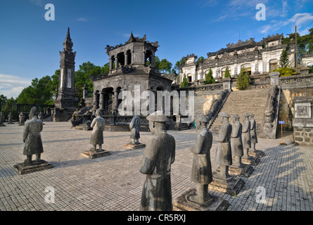 Grab von Kaiser Khai Dinh Mausoleum, Wächter-Statuen aus Stein, Hue, UNESCO World Heritage Site, Vietnam, Asien Stockfoto