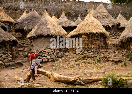 Junge vor Hütten der religiösen Studentendorf in der Nähe von Debre Berhan Selassie Kirche, Gonder, Äthiopien, Afrika Stockfoto