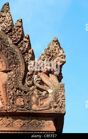 Naga Skulptur als Teil der Dach-Dekoration, Banteay Srei Tempel, Zitadelle der Frauen, Angkor, Kambodscha, Südost-Asien Stockfoto