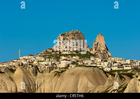 Das Dorf von Uchisar mit seiner Felsenburg inmitten der Tuffstein-Landschaft von Kappadokien, Zentral-Anatolien, Türkei Stockfoto