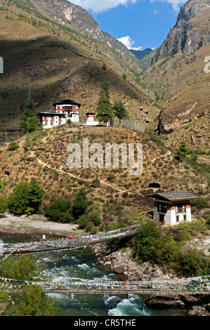 Landschaft mit einem traditionellen Bauernhaus entlang eines Flusses in der Nähe von Paro, Bhutan, Südasien, Asien Stockfoto