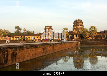 Blick über die Schlossbrücke im Westflügel der Tempelanlage Angkor Wat im Abendlicht, Kambodscha, Südost-Asien Stockfoto