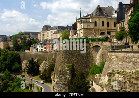 Blick auf die Stadtbefestigung und die Corniche Bezirk in der Oberstadt über dem Tal des Flusses Alzette, Luxemburg Stockfoto