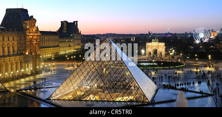 Frankreich, Paris, die Pyramide des Louvre vom Architekten Ieoh Ming Pei, der Bogen der le Carrousel, der Triumphbogen Stockfoto